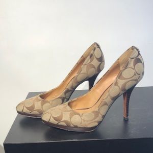 COACH stacked heel pump size 6.5